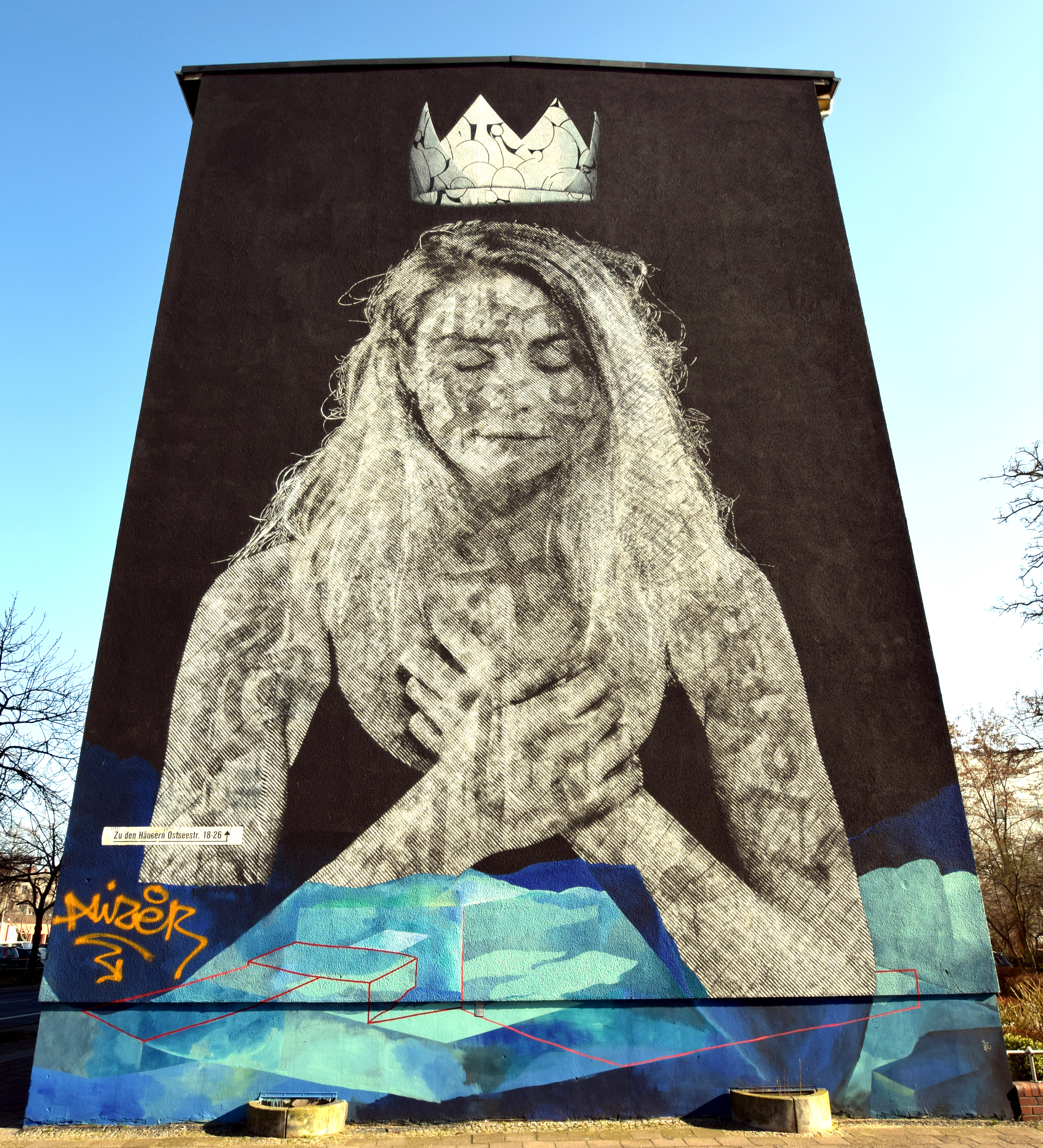Everything Connected, a 2018 Berlin mural by SNIK and Nuno Viegas, showing a crowned woman with her hands held to her chest on a building facade.